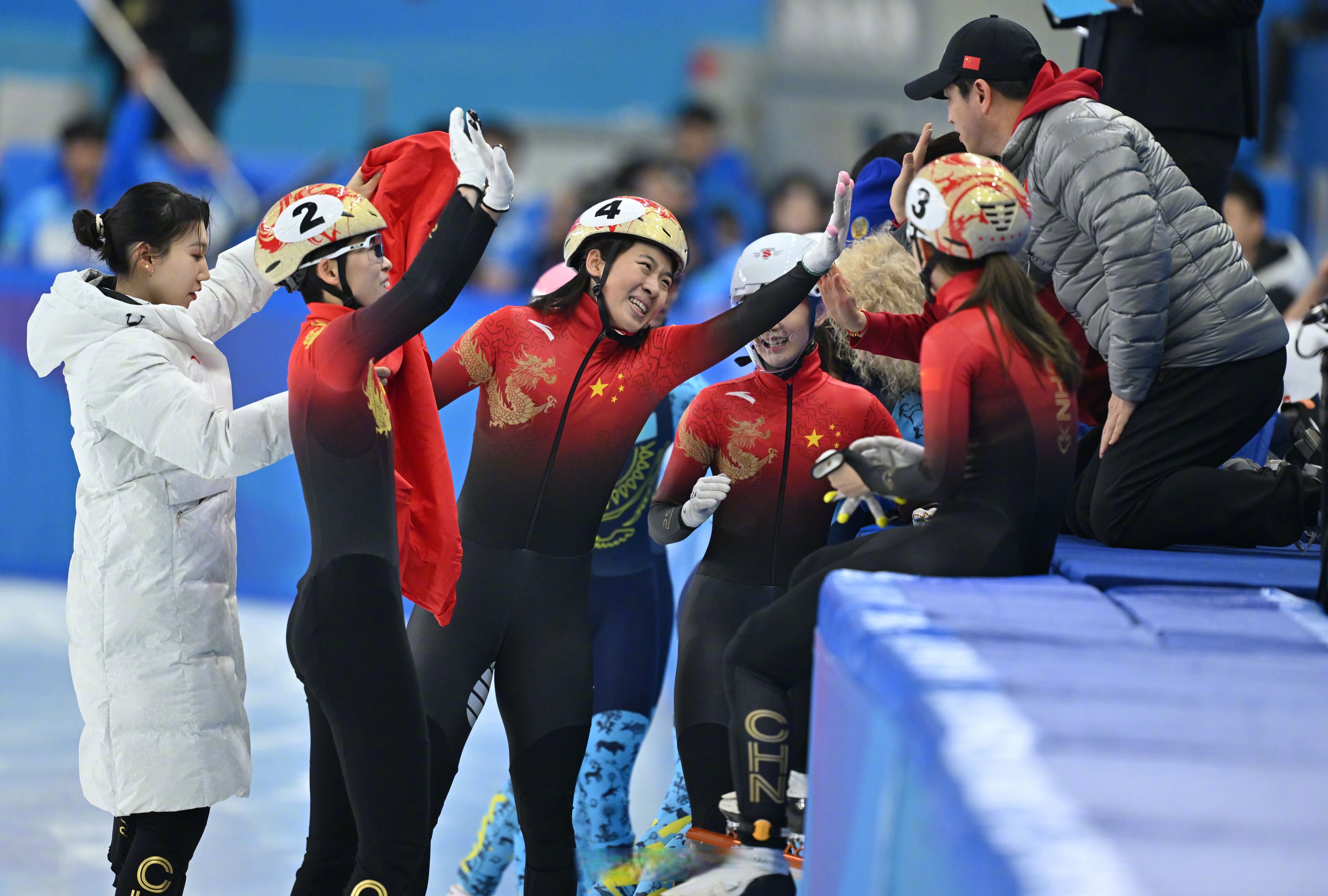 瑞典代表团在速滑比赛中夺得冠军 瑞典代表团在速滑比赛中夺得冠军